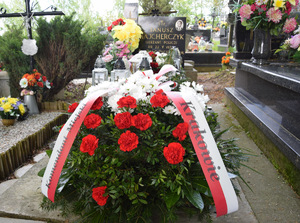 wieniec złożony przez zastępcę komendanta miejskiego Policji w Krakowie na grobie poległego funkcjonariusza